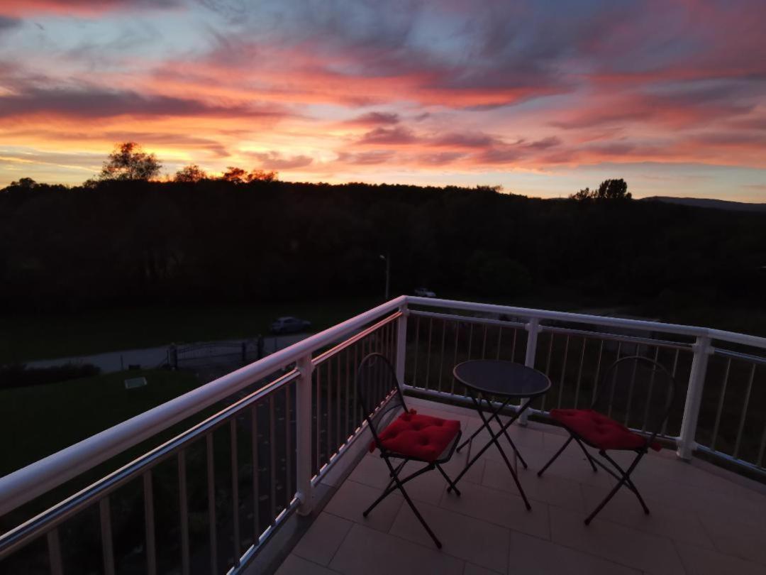 Astarea - Luxe Penthouse In Nature - Jacuzzi - Free Private Parking - Terrace & Balcony - Peace Zagreb Ngoại thất bức ảnh